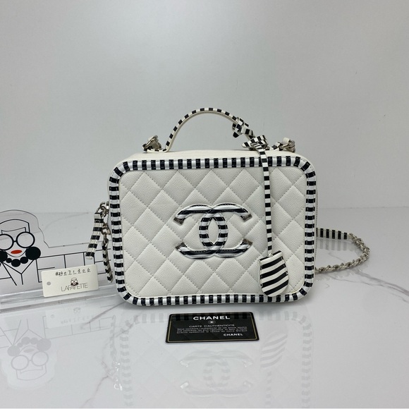 Chanel Filigree Vanity Case - Picture 2 of 6